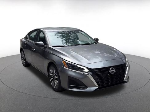 Used 2025 Nissan Altima 2.5 SV FWD image 3