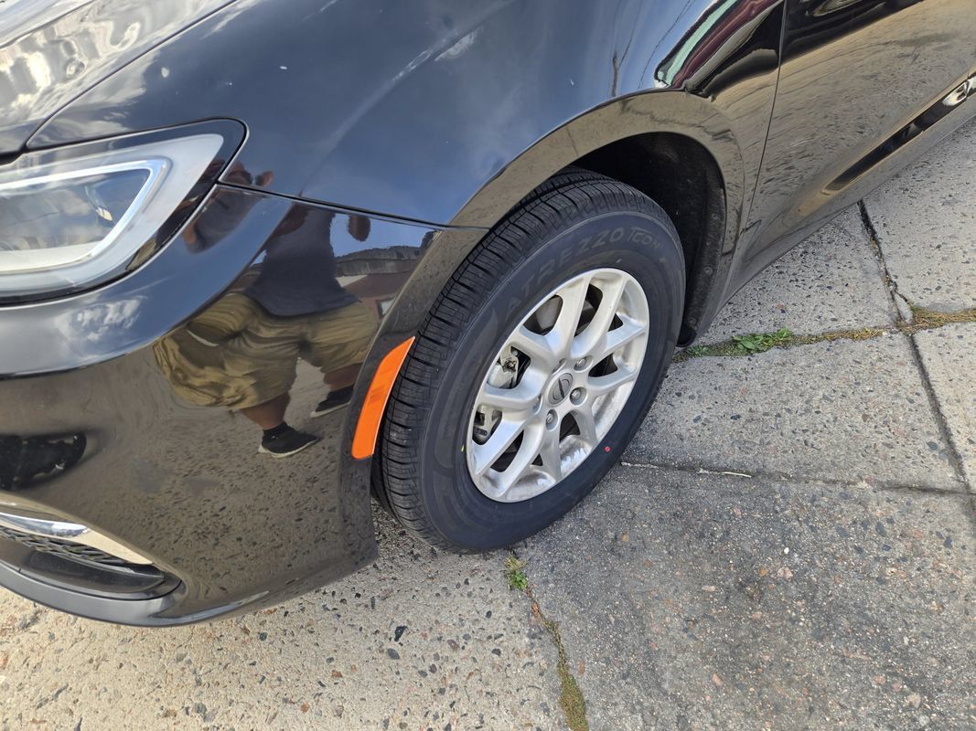Used 2022 Chrysler Pacifica Touring-L FWD image 5