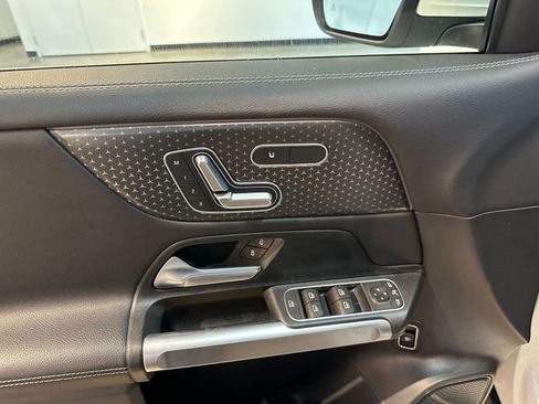 Used 2025 Mercedes-Benz GLB 250 image 23