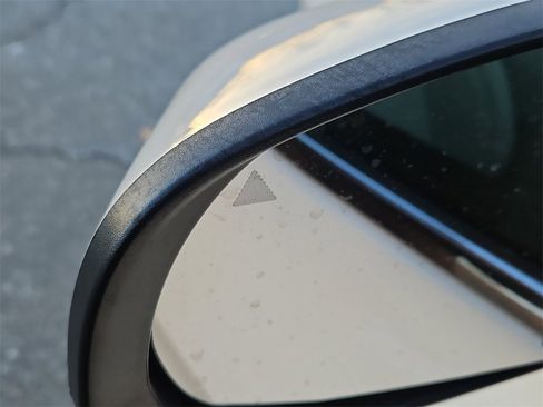 Used 2019 Jeep Cherokee Limited image 24