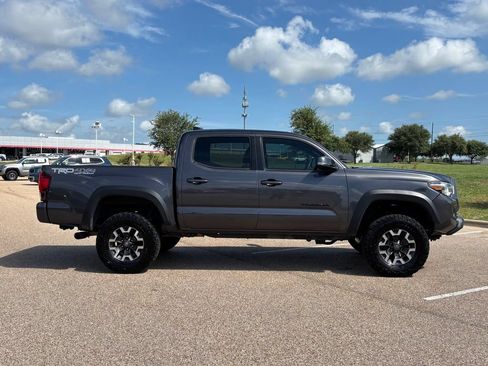 Used 2019 Toyota Tacoma TRD Off-Road AWD/4WD image 5