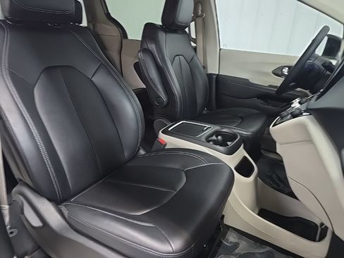 Used 2024 Chrysler Pacifica Touring-L FWD image 14