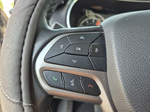Used 2019 Jeep Cherokee Latitude Plus w/ Comfort/Convenience Group AWD/4WD image 27