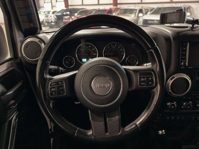 Used 2015 Jeep Wrangler Unlimited Rubicon w/ Connectivity Group AWD/4WD image 18