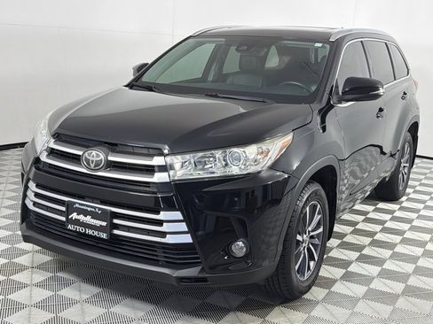 Used 2017 Toyota Highlander XLE w/ Carpet Mat Package AWD/4WD image 10