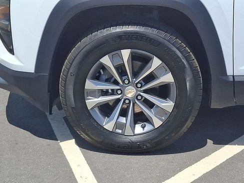 Used 2025 Chevrolet Equinox LT AWD/4WD image 8