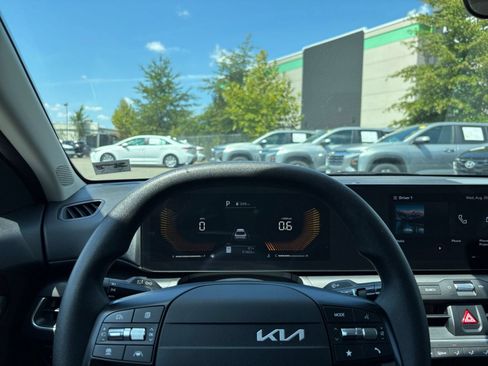 Used 2025 Kia K4 FWD image 28