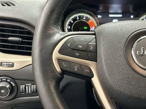 Used 2016 Jeep Cherokee Limited w/ Luxury Group FWD image 17