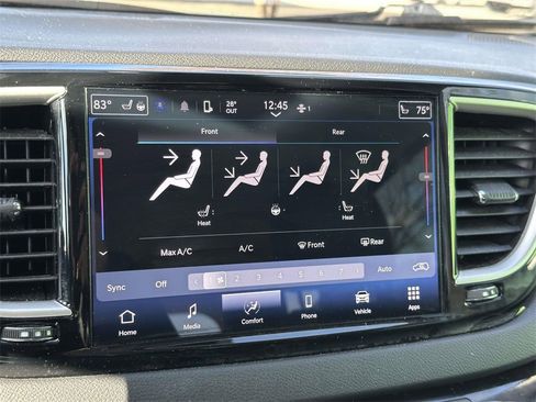 Used 2024 Chrysler Pacifica Touring-L image 5