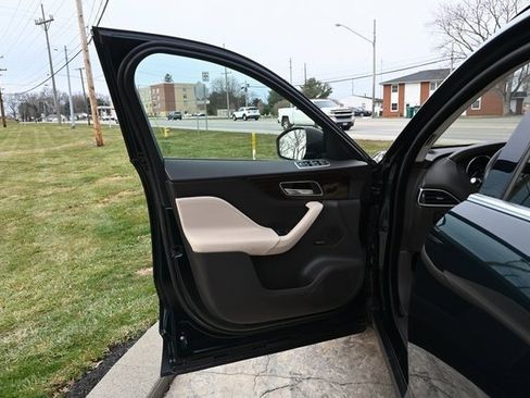 Used 2017 Jaguar F-PACE Prestige image 25