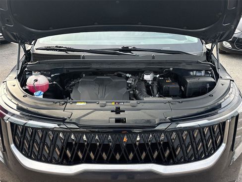Used 2025 Kia Carnival FWD image 31