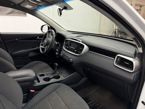 Used 2017 Kia Sorento LX image 7