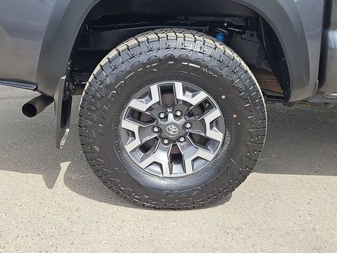 Used 2021 Toyota Tacoma TRD Off-Road w/ Technology Package AWD/4WD image 9