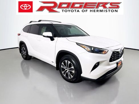 Used 2023 Toyota Highlander XLE AWD/4WD image 1