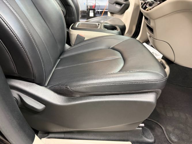 Used 2024 Chrysler Pacifica Touring-L FWD image 23