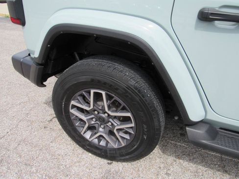 Used 2024 Jeep Wrangler Unlimited Sahara w/ Technology Group AWD/4WD image 4