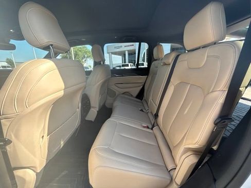 Used 2023 Jeep Grand Cherokee Limited w/ Black Appearance Package AWD/4WD image 12