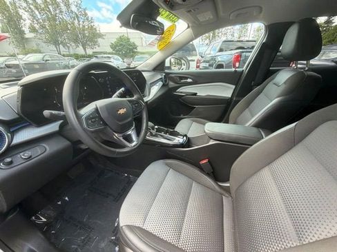 Used 2025 Chevrolet Trax LT w/ Driver Confidence Package FWD image 11