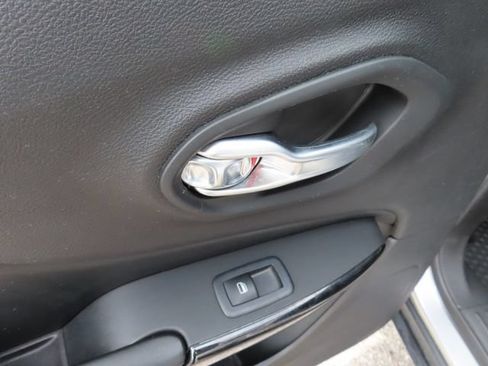 Used 2019 Jeep Cherokee Latitude Plus AWD/4WD image 10