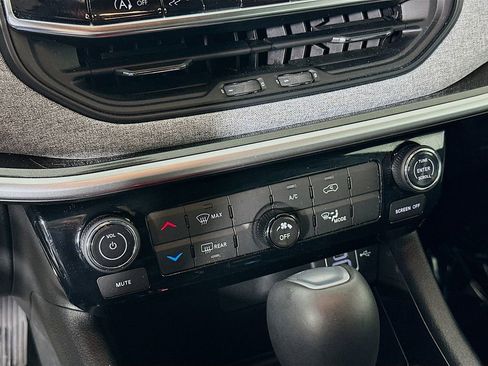 Certified 2024 Jeep Compass Latitude image 24