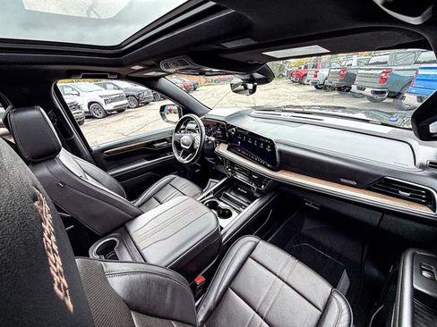 Used 2025 Chevrolet Suburban High Country image 30