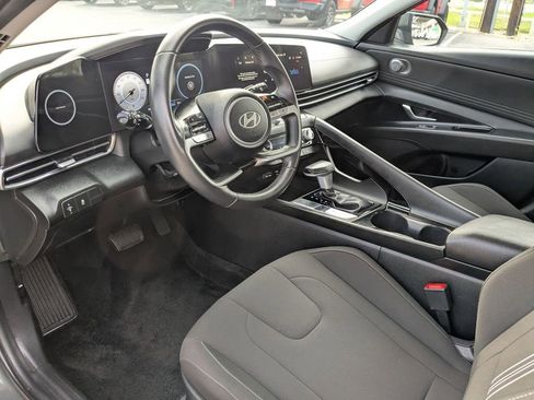 Used 2025 Hyundai Elantra SEL FWD image 13