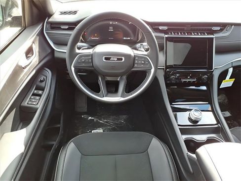 New 2025 Jeep Grand Cherokee Altitude image 10