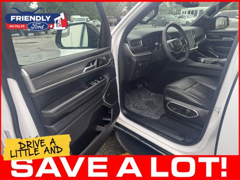 Used 2023 Jeep Wagoneer Series II AWD/4WD image 12