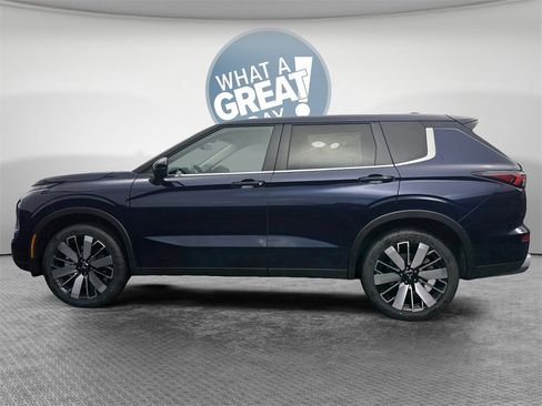 New 2025 Mitsubishi Outlander SE image 7