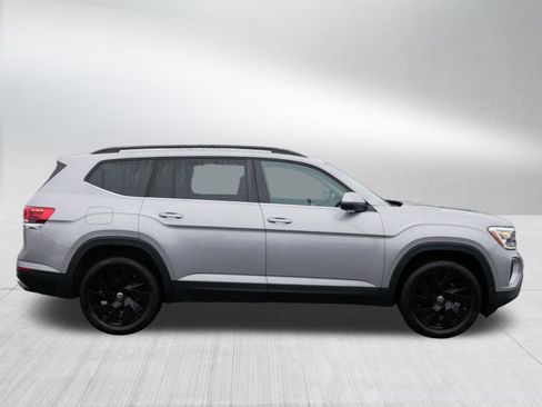 Certified 2025 Volkswagen Atlas SE image 8
