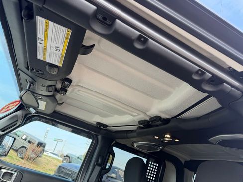 Used 2023 Jeep Gladiator Sport image 28