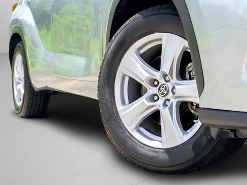 Used 2023 Toyota Highlander LE FWD image 3