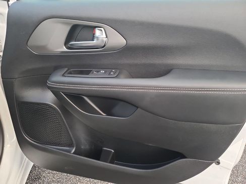 Used 2025 Chrysler Pacifica Select image 36