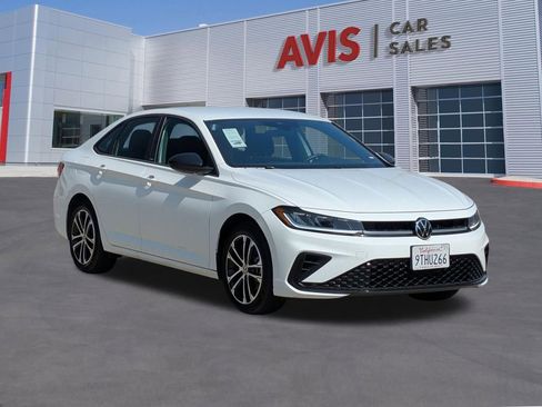 Used 2025 Volkswagen Jetta Sport FWD image 3