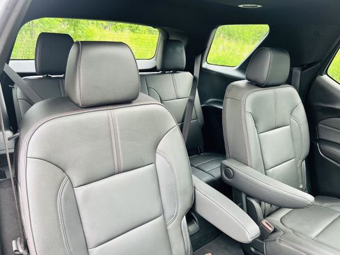 Used 2023 Chevrolet Traverse RS image 34