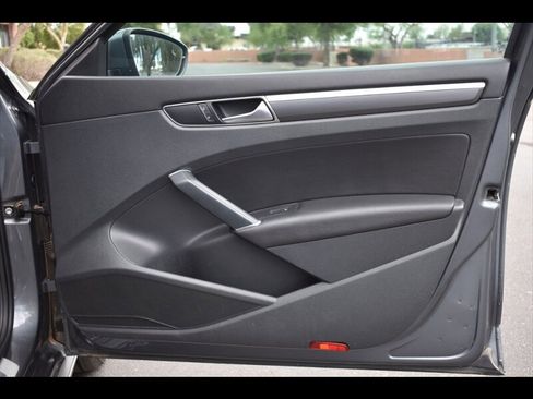 Used 2018 Volkswagen Passat 2.0T R-Line image 34