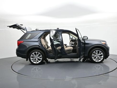 Used 2022 Ford Explorer Platinum w/ Equipment Group 601A AWD/4WD image 32