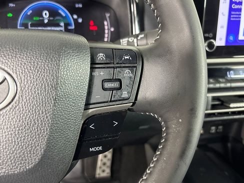 Used 2025 Toyota Camry SE w/ Convenience Package image 16