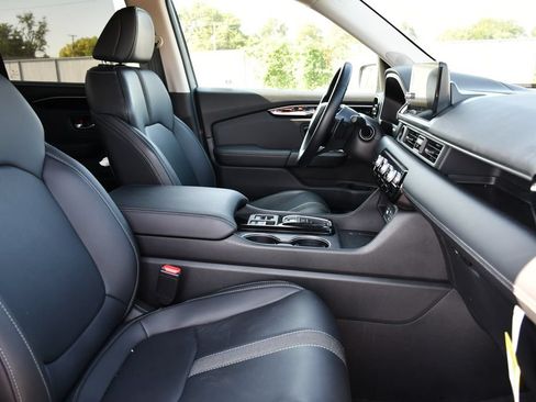 Certified 2025 Honda Pilot Touring image 32