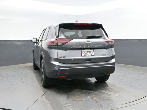 Used 2025 Nissan Rogue SV image 8