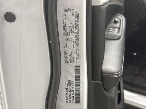 Used 2023 Jeep Grand Cherokee L Limited AWD/4WD image 26