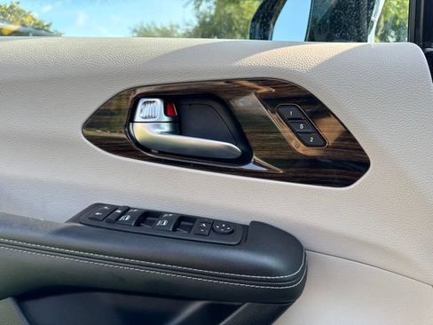 Used 2023 Chrysler Pacifica Limited FWD image 28