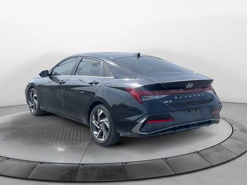 Used 2024 Hyundai Elantra SEL w/ Convenience Package image 3