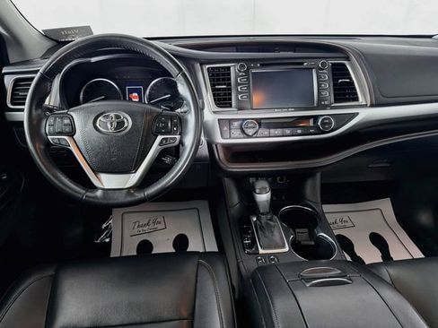 Used 2019 Toyota Highlander XLE AWD/4WD image 22