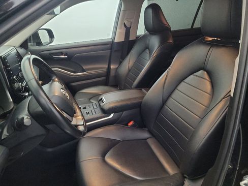 Used 2022 Toyota Highlander XLE AWD/4WD image 17