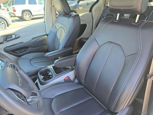 Used 2024 Chrysler Pacifica Touring-L FWD image 15