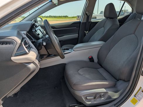 Used 2020 Toyota Camry LE FWD image 9