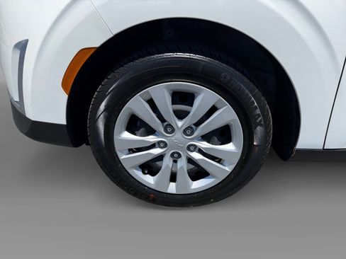 Used 2023 Kia Soul LX FWD image 9