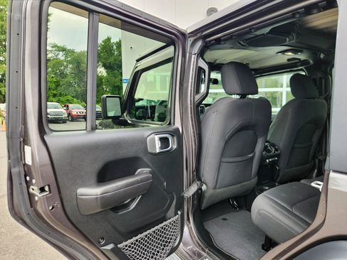 Used 2018 Jeep Wrangler Unlimited Sport S AWD/4WD image 36