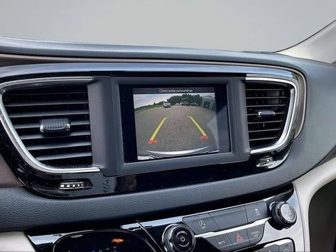 Used 2020 Chrysler Voyager L FWD image 12